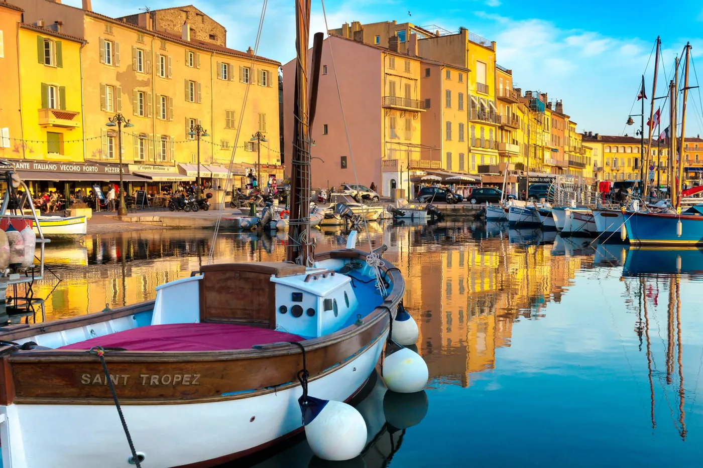 Voiture Mercedes avec chauffeur privé sur le port de Saint-Tropez