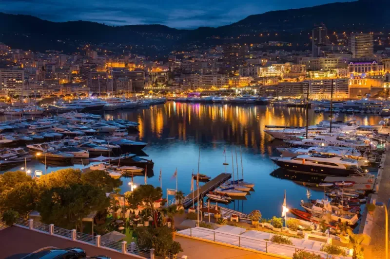 Chauffeur privé Cannes – Monaco – Èze : le port de Monaco et ses yachts au crépuscule